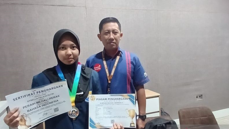 Tak Menyangka Bisa Juara, Pelajar SMK di Kediri Raih Medali Perak Olimpiade Bahasa Indonesia Nasional