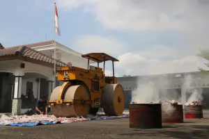 Kejari Kulon Progo Musnahkan 323.780 Batang Rokok dan 2.178 Pil Barang Bukti Perkara