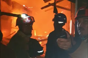 Pasar Andir Garut Terbakar, 10 Mobil Damkar Dikerahkan Padamkan Api.