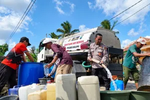 Penyaluran Bantuan Air Bersih ke Dusun yang Terdampak Kekeringan di Kabupaten Malang
