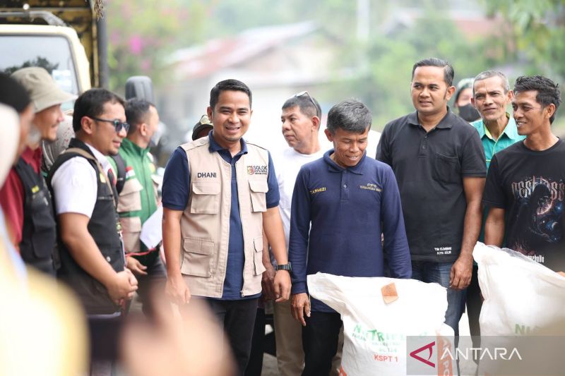 60,75 Ton Pakan Ternak Disalurkan ke Korban Banjir di Tan...