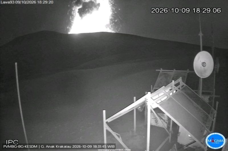 Gunung Anak Krakatau Erupsi Dua Kali, Begini Kondisi Terb...