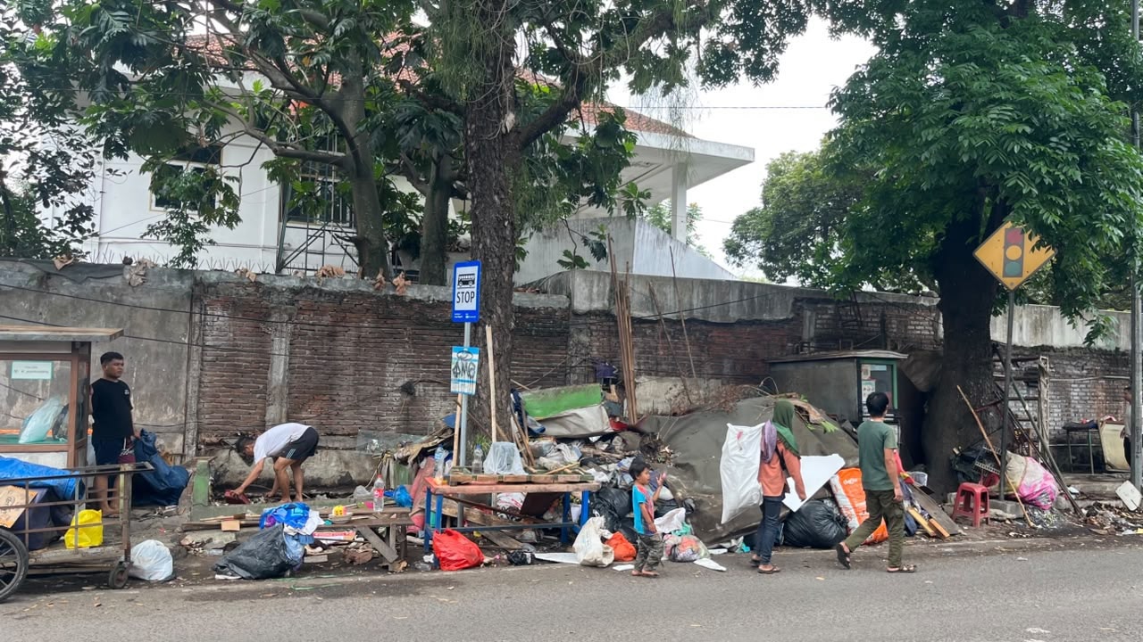 Lapak Buku di Jalan Cihapit Bandung Dibongkar, Pedagang t...
