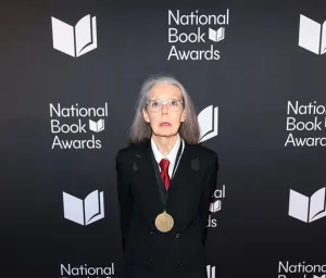 Penyair Kanada, Anne Carson Memenangkan Hadiah Nobel Sastra