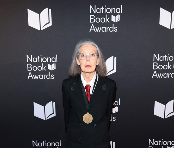 Penyair Kanada, Anne Carson Memenangkan Hadiah Nobel Sastra