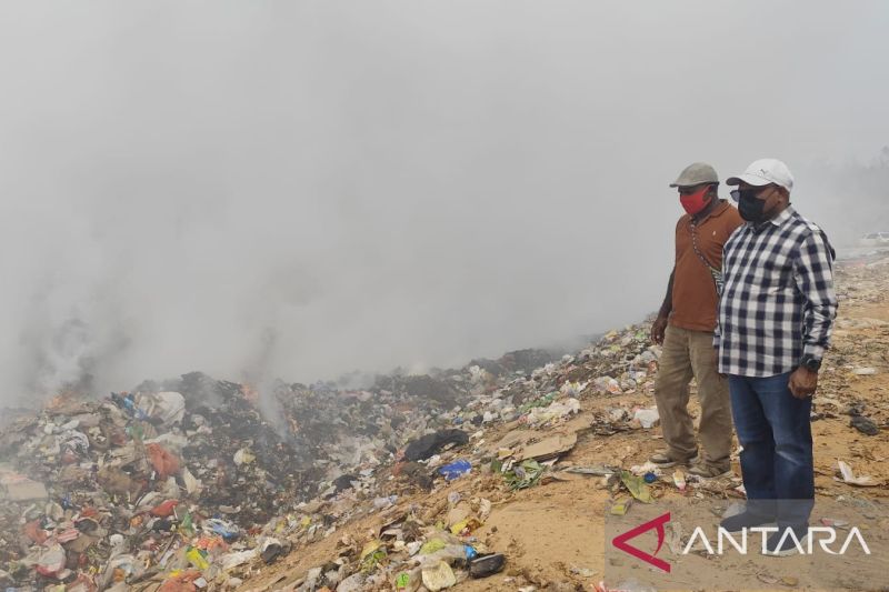 Kebakaran TPA Sorong-Makbon Berlangsung Sepekan, Wali Kota Septinus Lobat Turun Tangan.