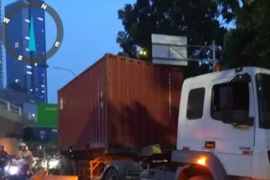 Ada Insiden Truk Tabrak Separator Busway di Gatot Subroto, Ini Faktanya