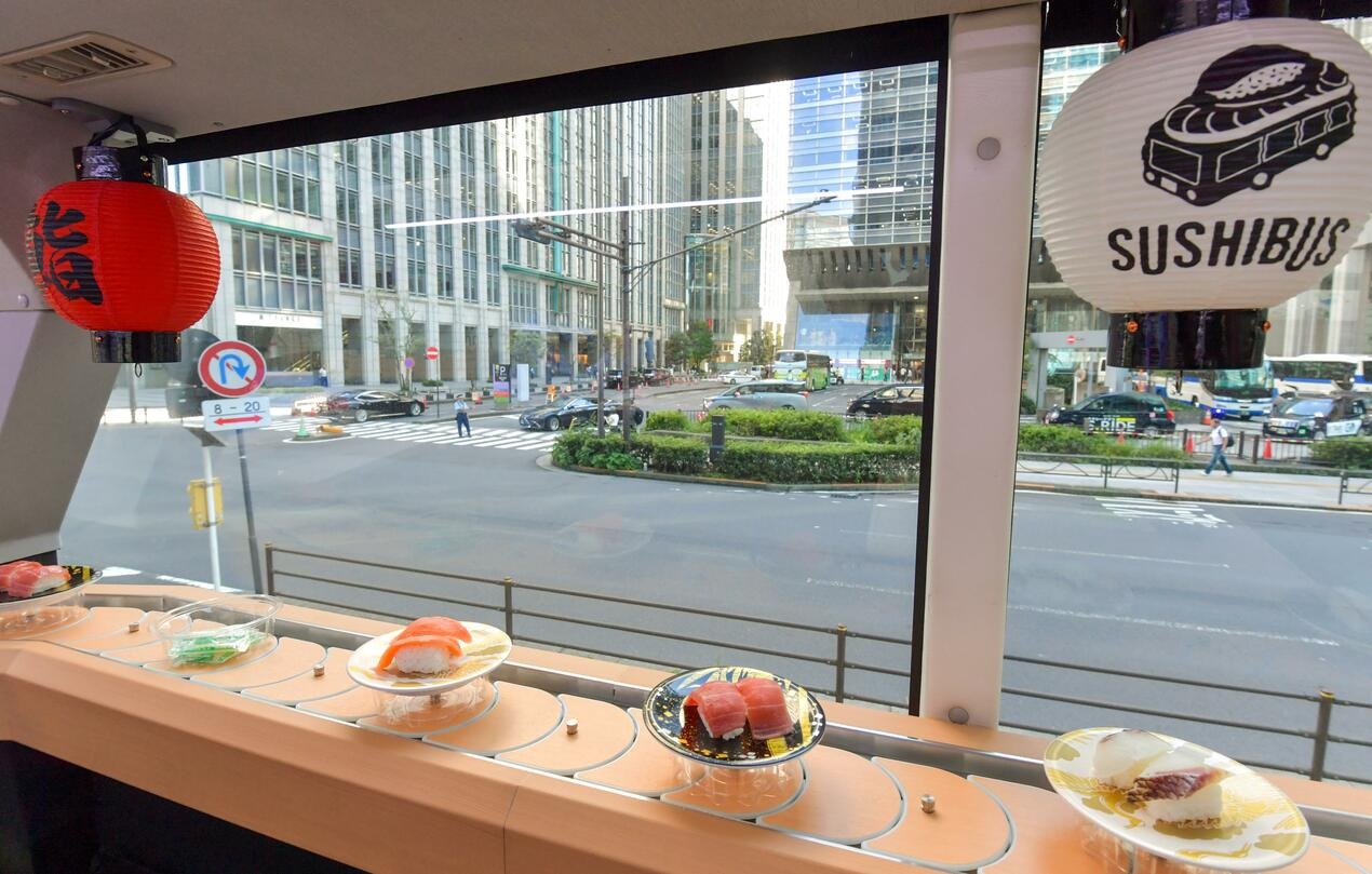Bus Wisata di Jepang Hadirkan Pengalaman Makan Sushi Samb...
