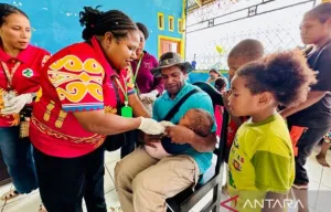 Dinkes Papua Barat Imunisasi 50 Anak di Distrik Mokwam