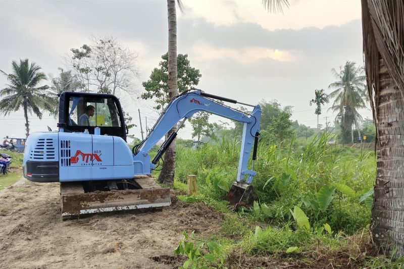 Padang Pariaman Operasikan Ekskavator Mini Bantuan KKP un...