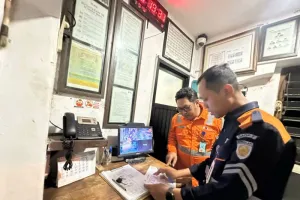 Pastikan Kesiapan Sarana Keselamatan dan Disiplin Petugas, PT KAI Daop 7 Intensifkan Inspeksi Malam Di Perlintasan Sebidang