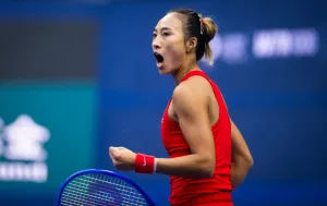 Zheng Qinwen Melaju ke Semifinal China Open, Tantang Elise Mertens