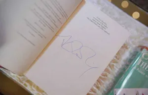Ayo Koleksi! Buku "Harry Potter" Edisi Pertama, Bertanda Tangan J.K. Rowling di BBW