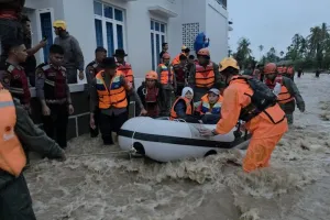 Banjir Rendam Dua Kawasan di Padang, Tim SAR Evakuasi Lebih dari 50 Warga