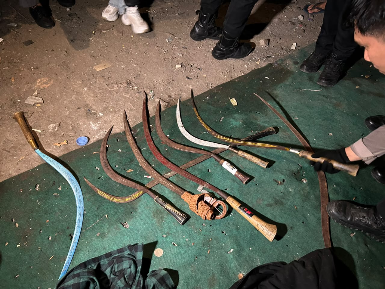 Brimob Gagalkan Bentrokan Berdarah di Duren Sawit, Sembilan Celurit Disita