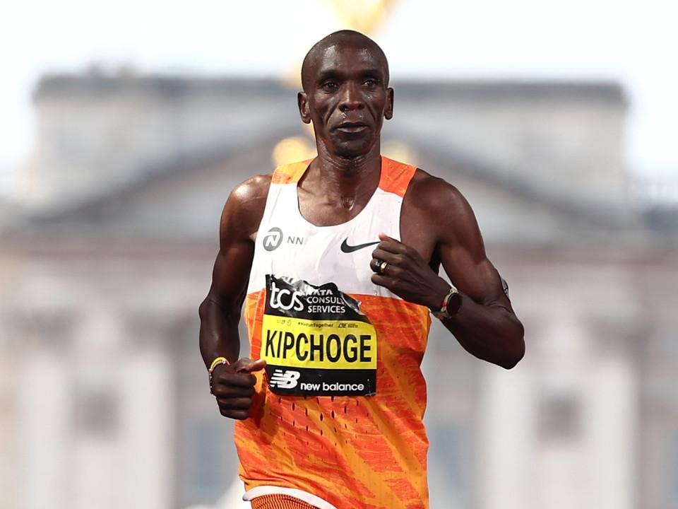 Eliud Kipchoge Juara Marato...