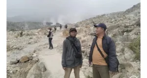 Jalur Pendakian Gunung Papandayan Dibuka Lagi setelah Fenomena Blue Fire Hilang