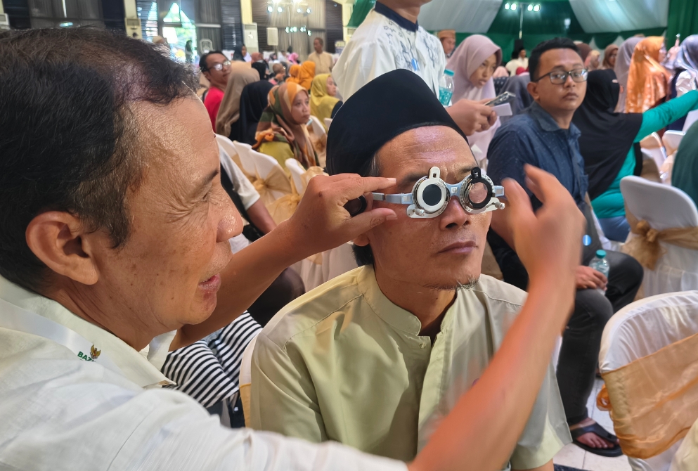 Kado HUT Jatim ke-81: Khofifah dan Baznas Jatim Bagikan 1.000 Kacamata Gratis untuk Guru TK, RA, dan TPQ 