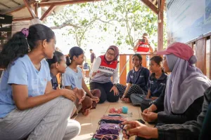 Lewat Sekolah Alam, PT Pert...