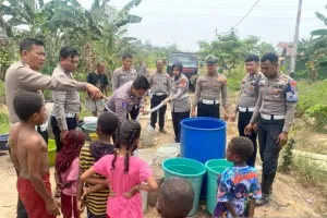 Polda Papua Barat Daya Salurkan 10.000 liter Air Bersih ke Panti dan Warga