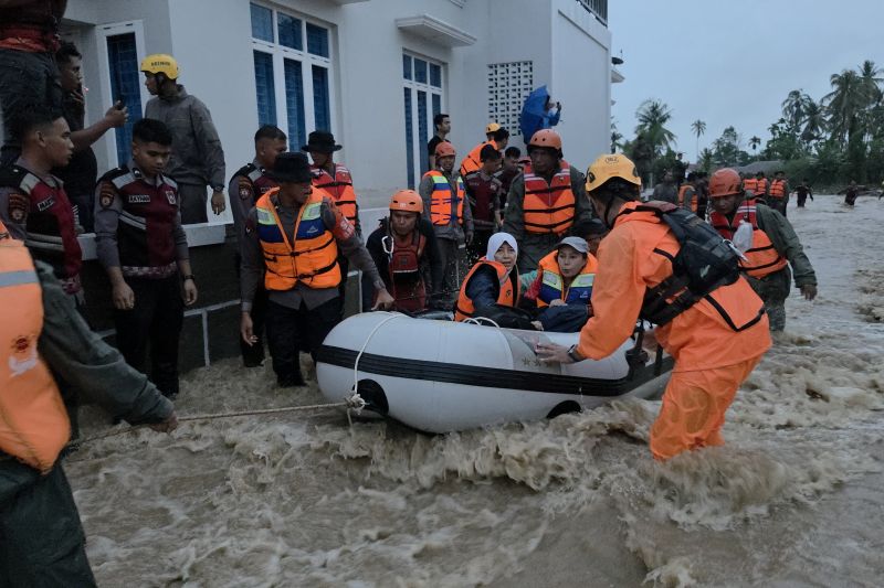 Puluhan Warga Terjebak Banjir di Padang! Tim SAR Gabungan...