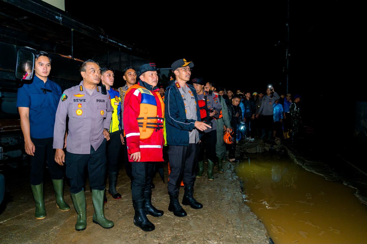 Banjir Padang, Polri Kerahkan 500 Personel dan Buka Posko...