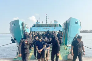 Dikawal Ketat TNI-Polri, 3.510 Napi Risiko Tinggi Resmi Dipindahkan ke Nusakambangan