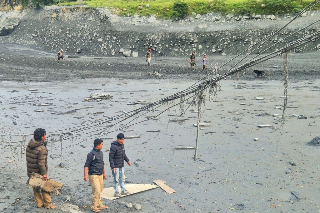 Duka di Himalaya, Nepal Pacu Pencarian Korban Banjir