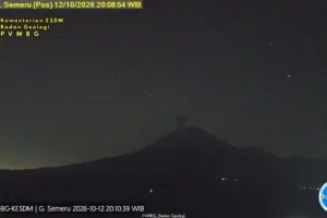 Gunung Semeru Erupsi Terus Menerus dengan Tinggi Letusan Mencapai 1 Km 