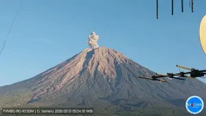 Gunung Semeru Erupsi Tiga K...