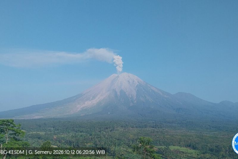 Gunung Semeru Kembali Erupsi, Letusan Terpantau Setinggi 900 Meter.
