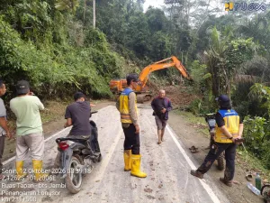 Jalan Nasional Tapan - Jambi Putus! 8 Titik Longsor, PU Kerahkan Alat Berat