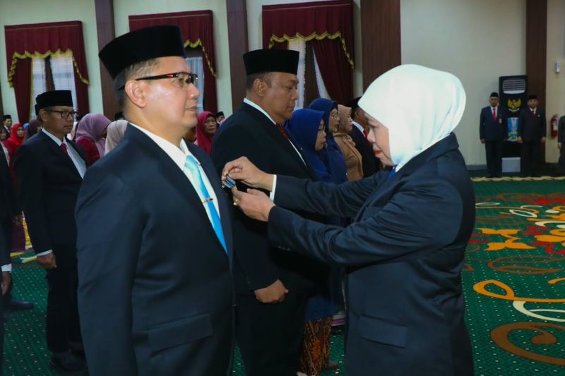 Khofifah Sematkan Tanda Kehormatan Satyalancana kepada 52...