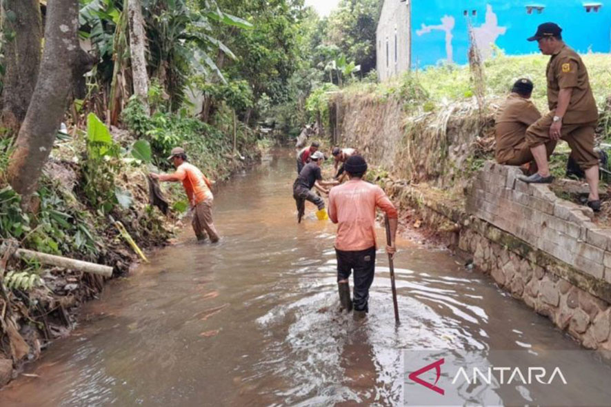 Membersihkan Saluran Pemicu Banjir di Bojonggede