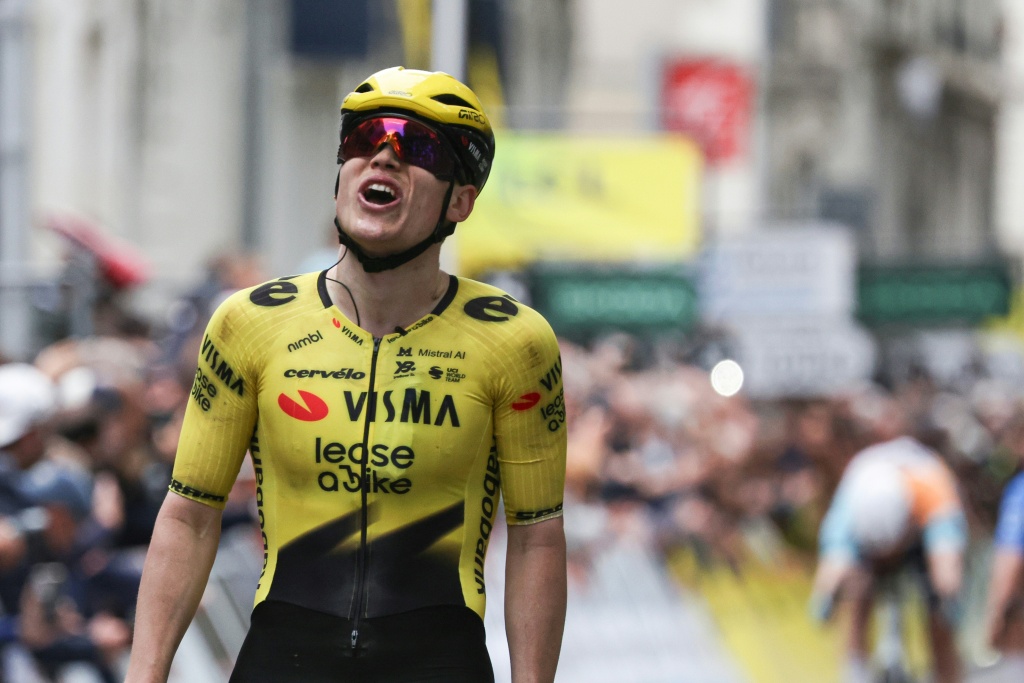 Pebalap Norwegia Hagenes Mengguncang Balapan Klasik Paris-Tours yang Bersejarah