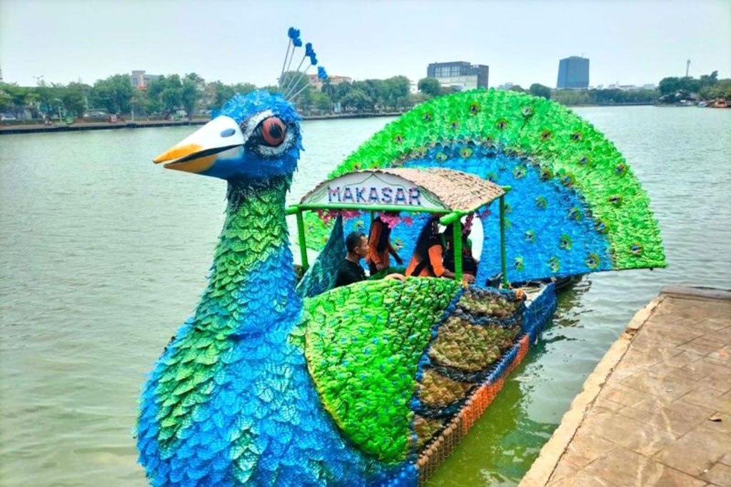 Ribuan Botol Plastik Itu Disulap Menjadi Perahu-perahu Cantik