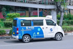 Suka Naik Mikrotrans, Penumpang Cilik Ini Dapat Hadiah Kartu E-Money dari Transjakarta