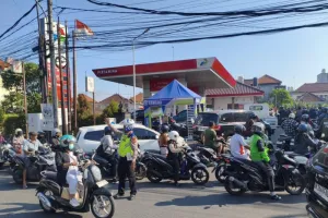Atasi Antrean BBM di Sejumlah SPBU, Polda Bali Terjunkan Personel Kepolisian
