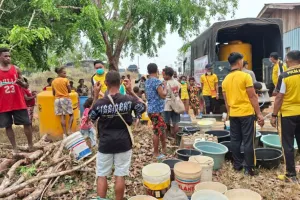 Bantuan Air Bersih dan Masker untuk Warga yang Terdampak Asap Karhutla