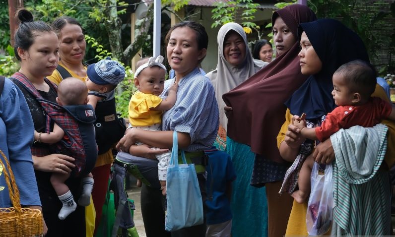 Beda Pola Asuh dengan Kakek...