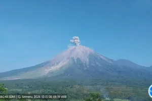 Gunung Semeru Hari Ini Sembilan Kali Erupsi dengan Tinggi 900 Meter 
