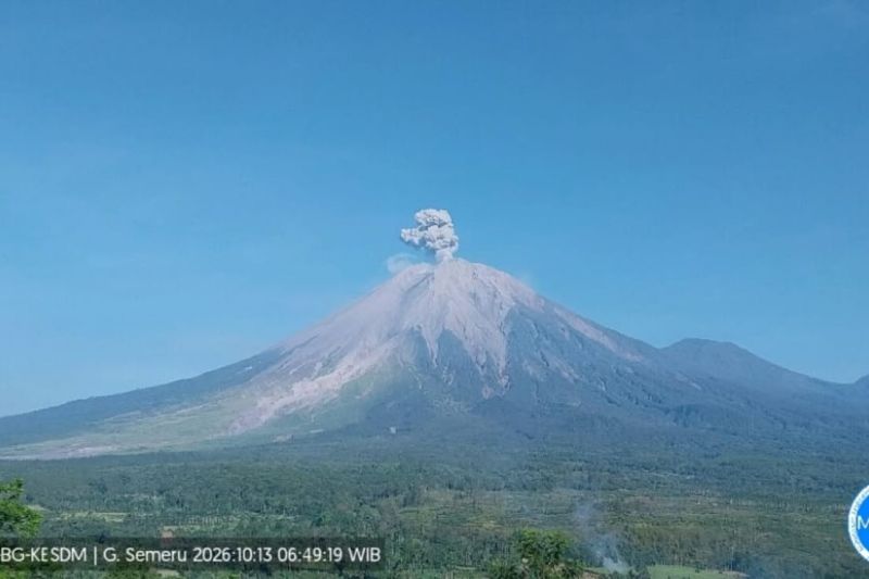 Gunung Semeru Hari Ini Sembilan Kali Erupsi dengan Tinggi...