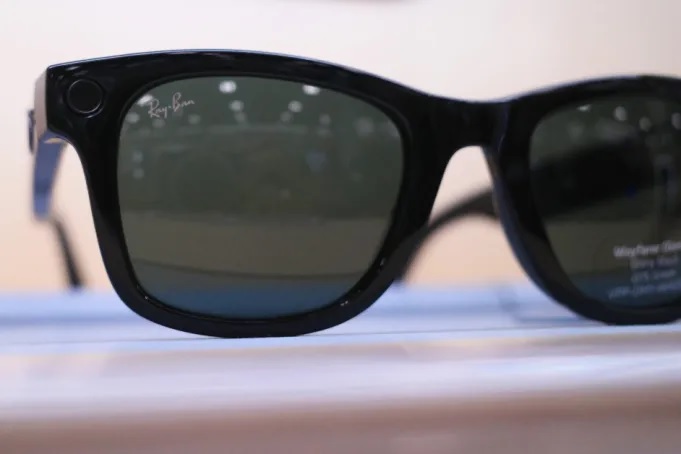 Kerap Pakai Klip Lagu Tanpa Izin, Ray-Ban Digugat Warner ...