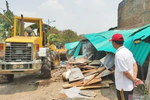 Lapak Narkoba di Kampung Ambon Dihancurkan dengan Alat Berat