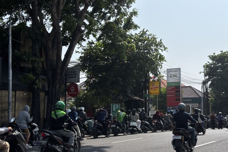 Pasokan BBM Segera Normal, Gubernur Wayan Koster Minta Warga Bali Tenang 