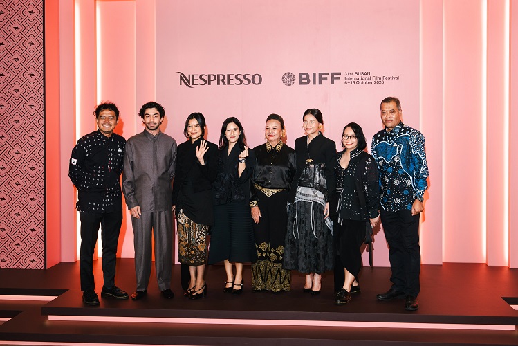 Pemutaran Perdana Film “Laut Bercerita” Disambut Hang...