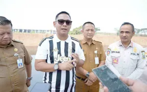 Puluhan Tahun Mangkrak Dijejali Sedimentasi, Pemkab Bekasi Keruk 16 KM Kali CBL Pakai Puluhan Alat Berat