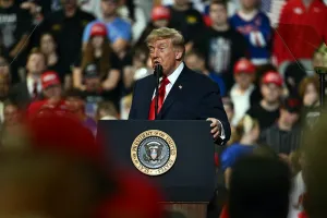 Trump Tak Percaya Tiongkok dan Russia Pasok Senjata ke Iran