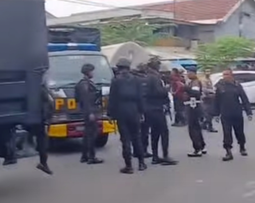 Belasan Orang Diamankan dalam Penggerebekan Narkoba di Jalan Kunti Surabaya