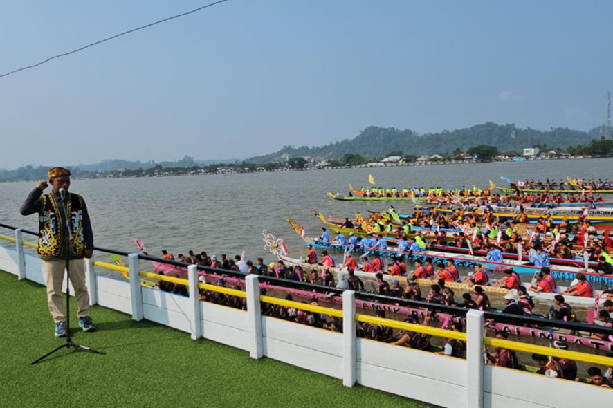 Lomba Dayung Tradisional Sungai Kayan Memperkuat Persatuan masyarakat